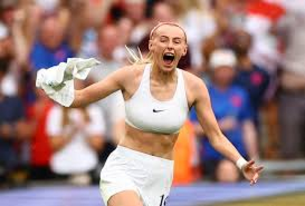 England's Chloe Kelly goes full Brandi ...